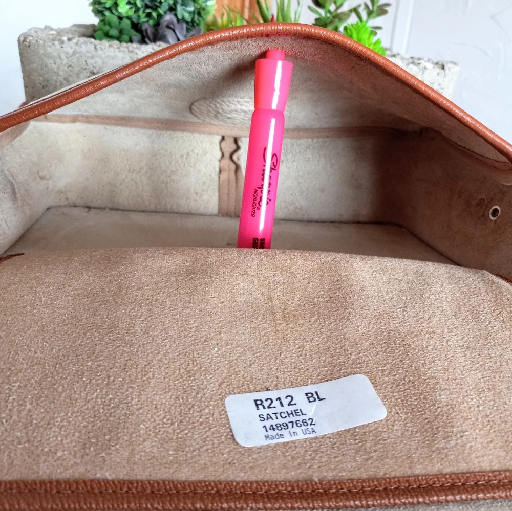 Dooney & Bourke Stunning Carrier/Crossbody Vintage AWL - Picture 10 of 10